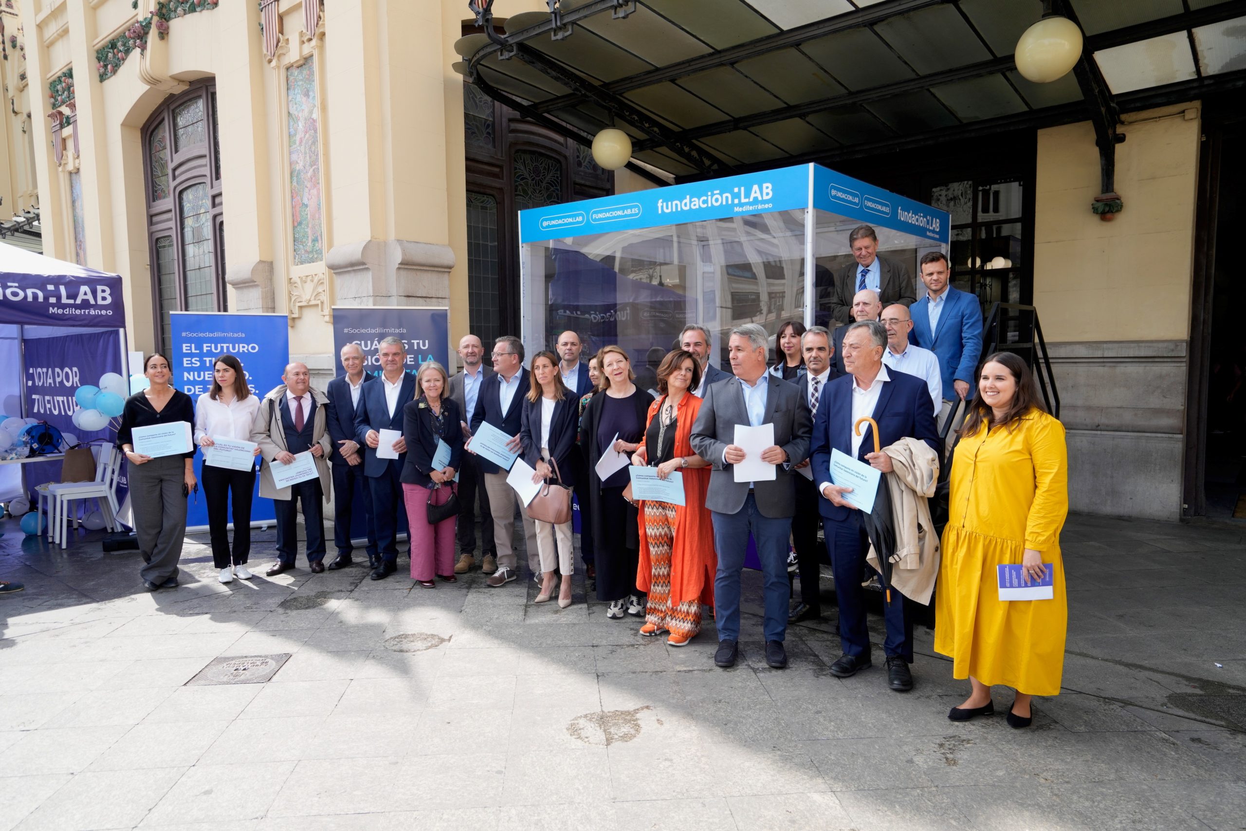 Fundación LAB Mediterráneo installs a giant urn in the Estación del Norte train station